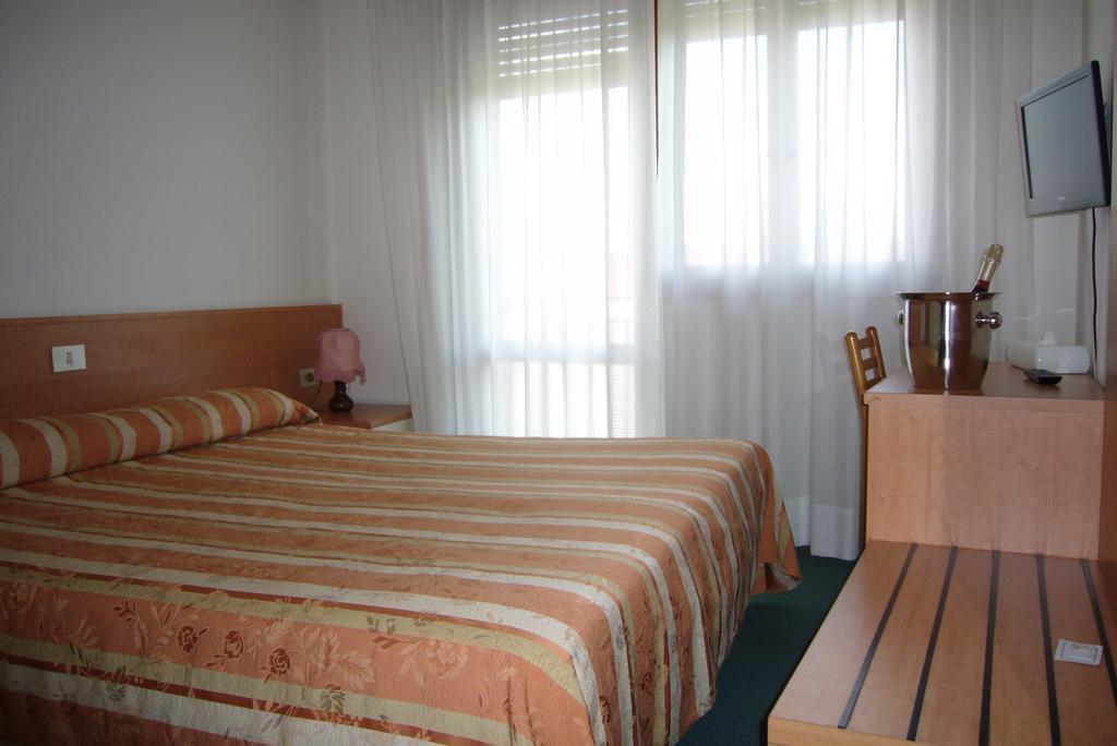 Hotel Kristall سان دونا دي بيافي المظهر الخارجي الصورة