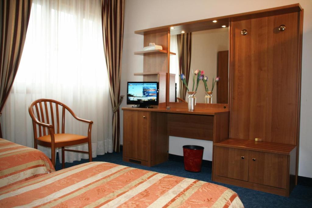 Hotel Kristall سان دونا دي بيافي الغرفة الصورة